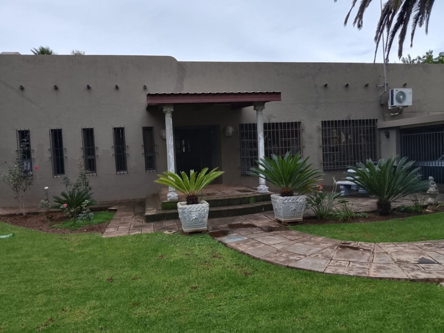 5 Bedroom Property for Sale in Lourenspark North West